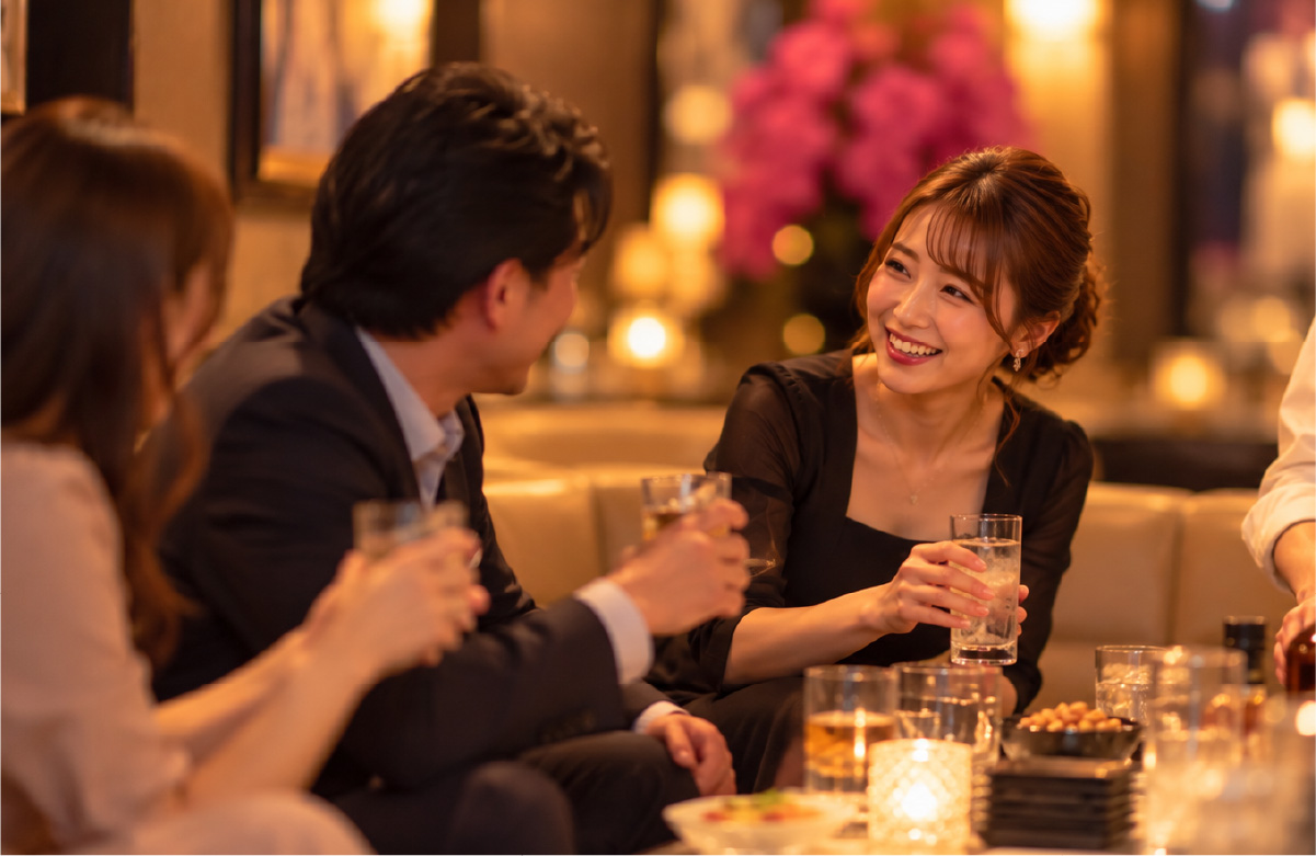 ラウンジで会話を楽しむお客様とキャスト